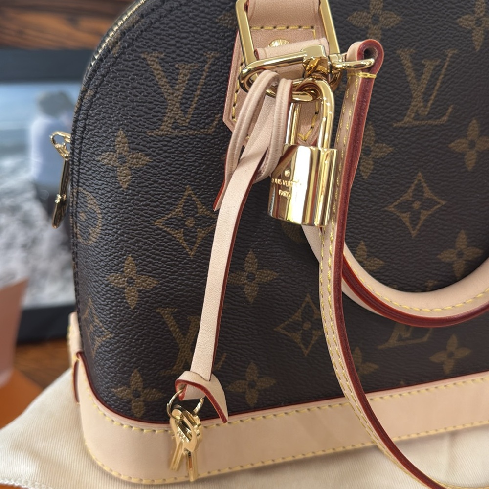NEW! ALMA BB FROM THE BOUTIQUE! NEW MODEL WITH ADJUSTABLE STRAP! 2025 - Picture 11 of 17